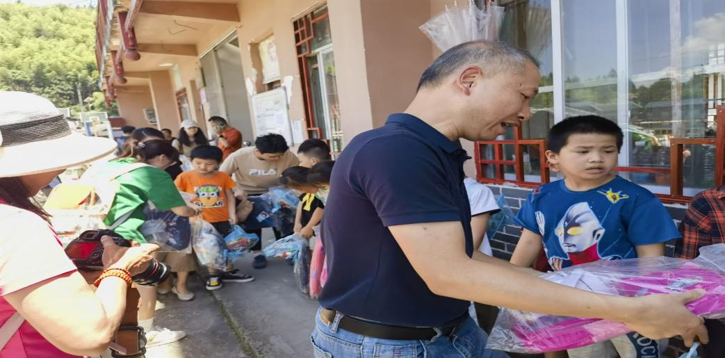 來自遠山深處的呼喚—融水縣四榮鄉(xiāng)“六一”慰問活動